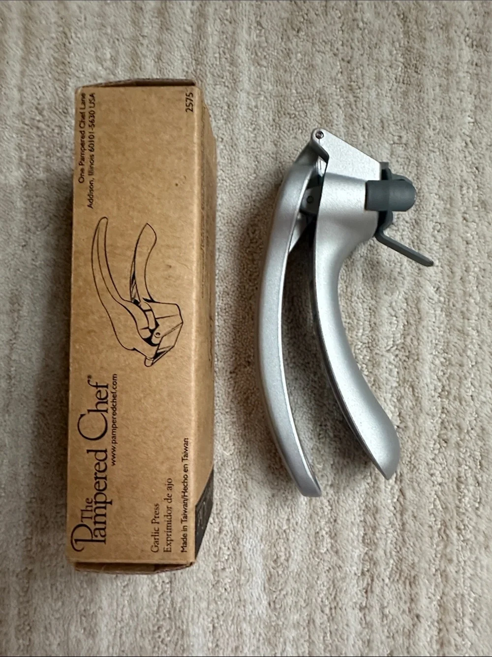 The Pampered Chef Metal Garlic Press #2575 with Cleaning Tool